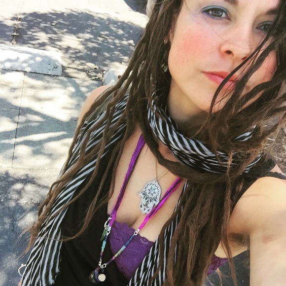 Meet your Posher, Emily - Picture 2 of 7